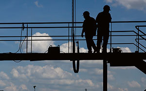 Ouvriers sur une passerelle d'échafaudage.